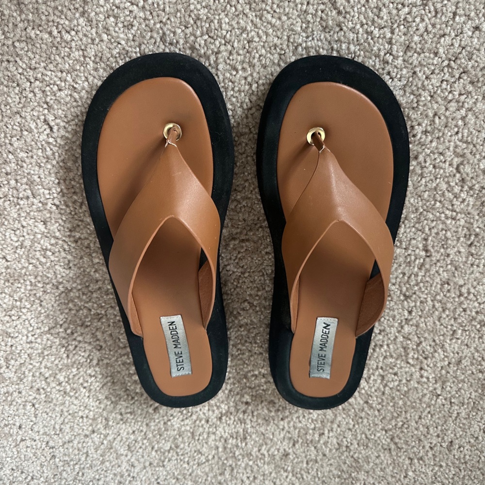 Steve Madden Tan and Black Platform Thong Sandals
